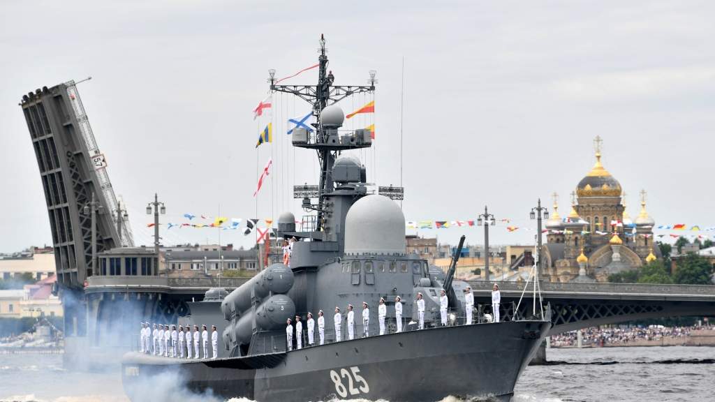 Военно-морской парад состоялся в российских городах