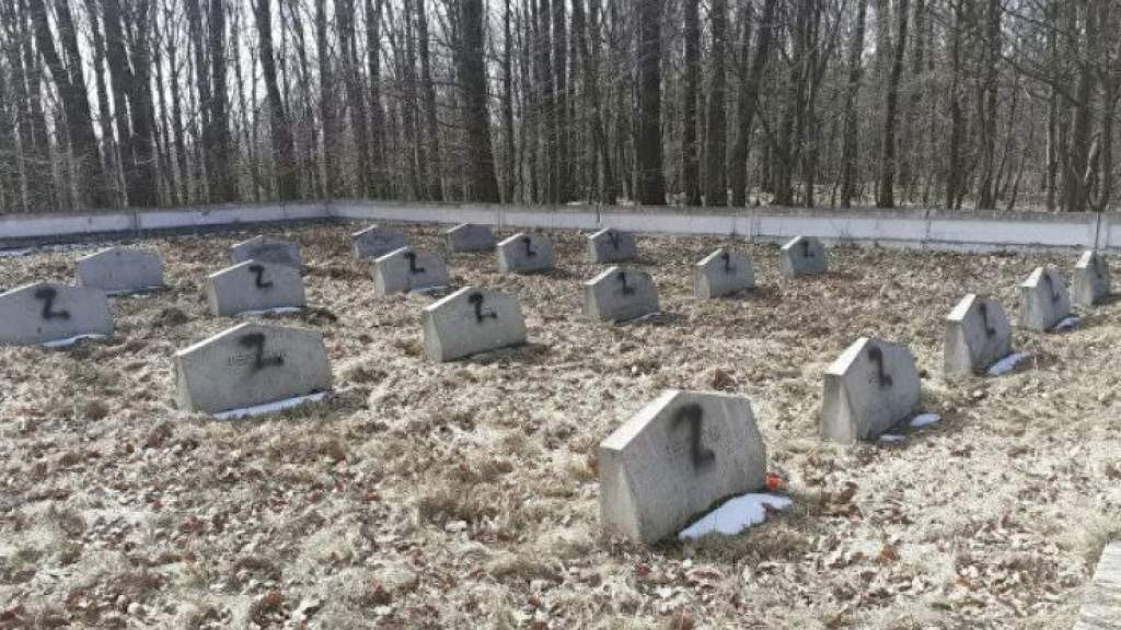 Вандалы осквернили мемориал на братской могиле красноармейцев в Румынии
