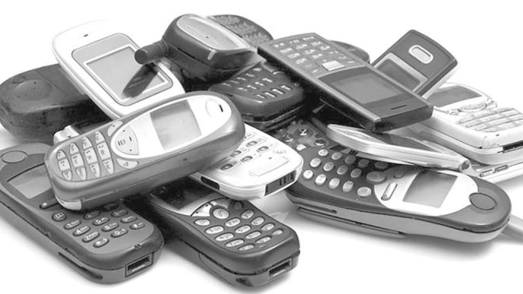 Можно ли сдать старый телефон. Куда сдать старые кнопочные телефоны за деньги. Продать старые телефоны и планшеты.