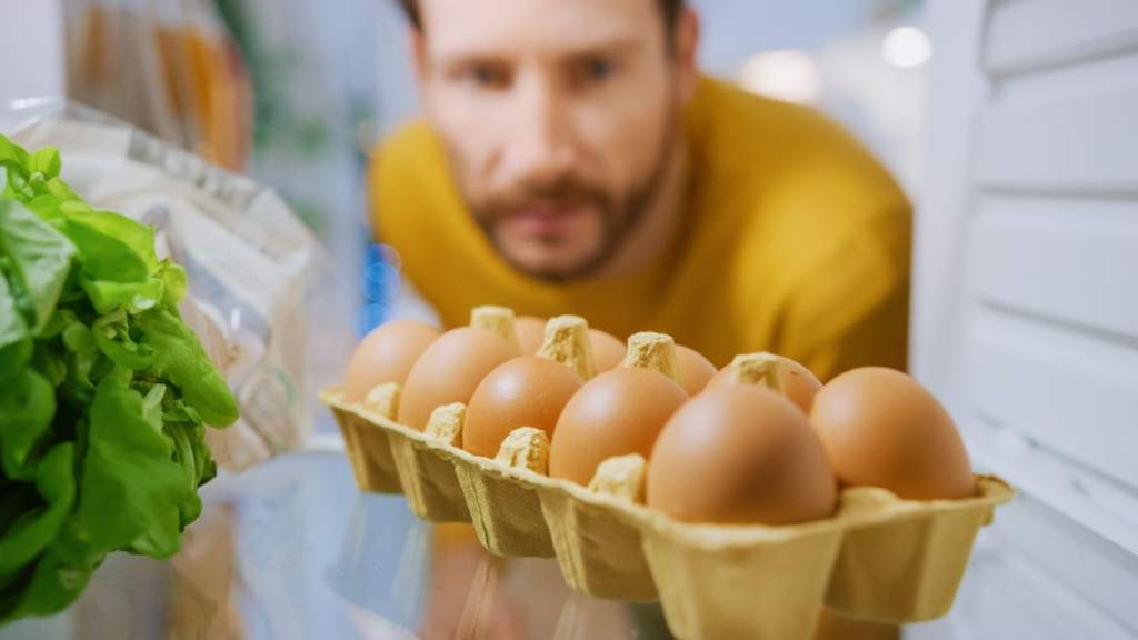 Как правильно хранить яйца в домашних условиях в холодильнике