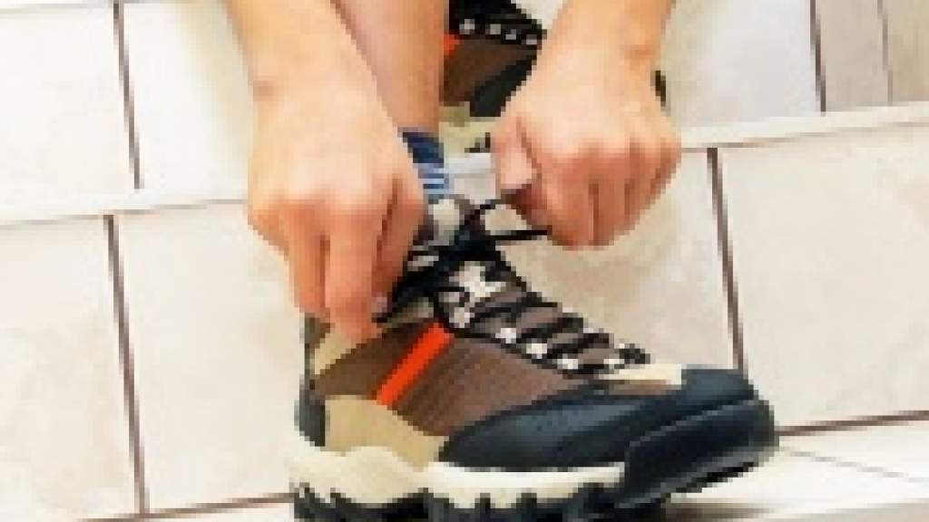 Как спрятать шнурки на кроссовках, чтобы они не болтались и не мешали — 5 способов