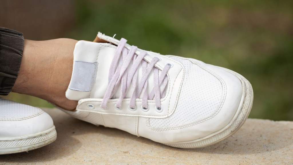 Как спрятать шнурки на кроссовках, чтобы они не болтались и не мешали — 5 способов
