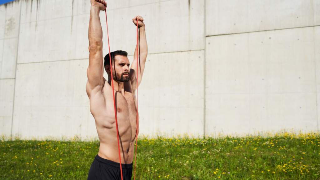 4 лучших упражнения на грудь с резинкой для мужчин: комплекс тренировок