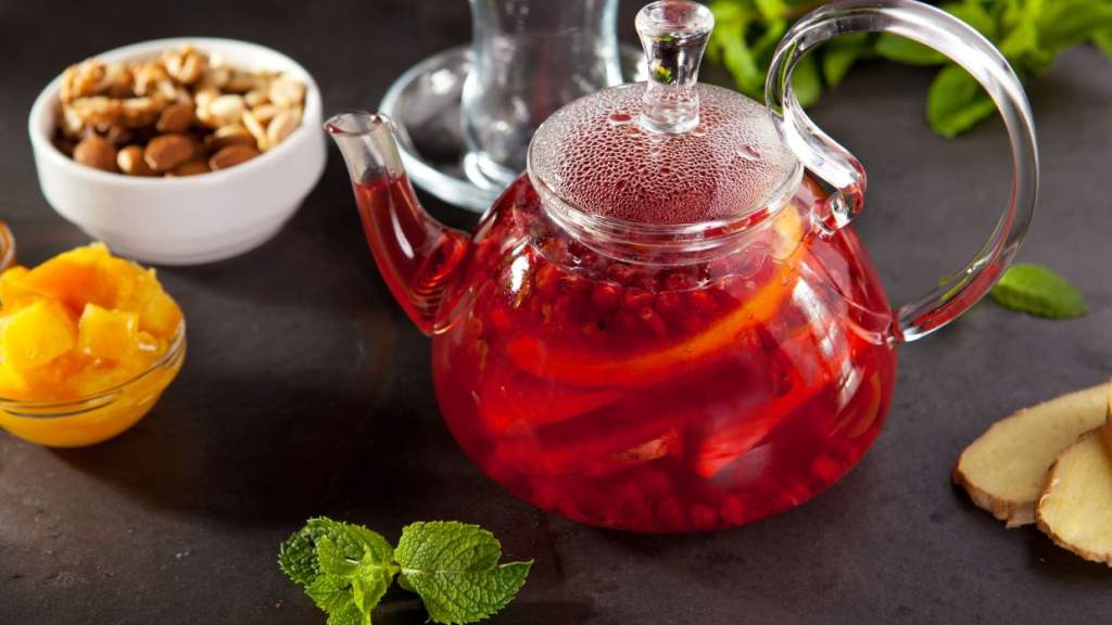 Ягодный чай: как правильно заваривать, польза для здоровья