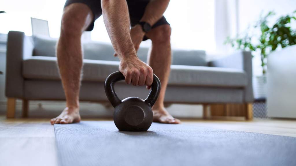 Упражнения с гирей 16 кг в домашних условиях: комплекс тренировок