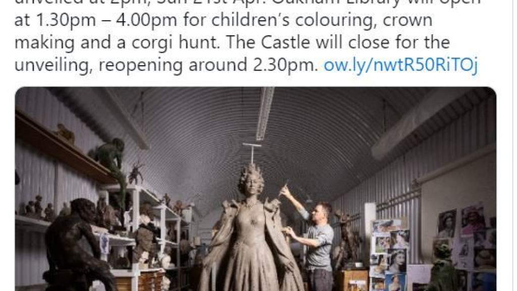 В Великобритании открыли первую статую Елизаветы II с корги